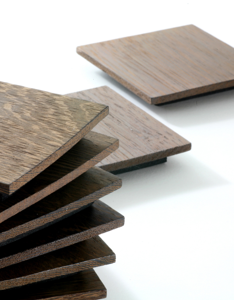 木製で正方形のコースター